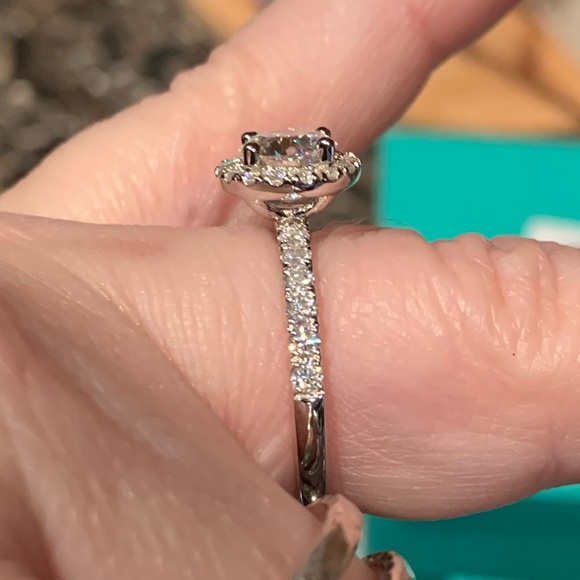 Beautiful 1.64 cttw Moissanite halo ring - Picture 5 of 7
